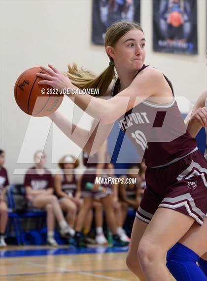 Thumbnail 2 in Davenport vs La Vernia (UIL 4A Region 3 Bi-District) photogallery.