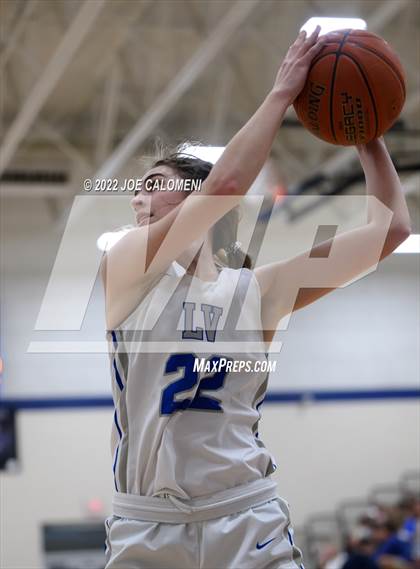 Thumbnail 2 in Davenport vs La Vernia (UIL 4A Region 3 Bi-District) photogallery.