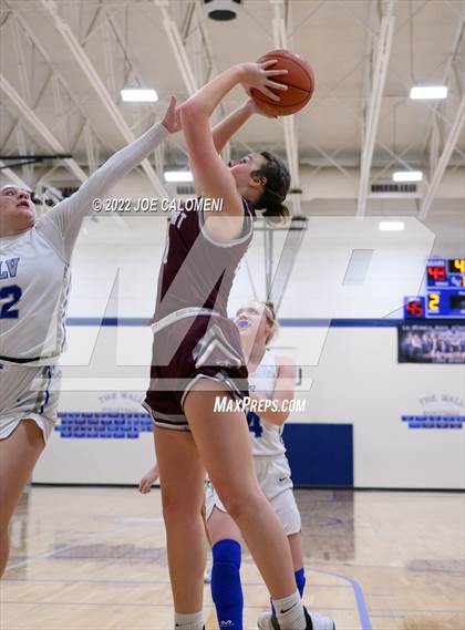 Thumbnail 2 in Davenport vs La Vernia (UIL 4A Region 3 Bi-District) photogallery.