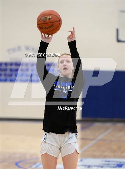 Thumbnail 3 in Davenport vs La Vernia (UIL 4A Region 3 Bi-District) photogallery.