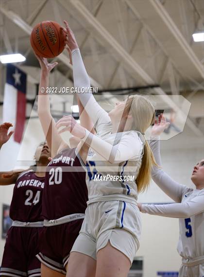 Thumbnail 2 in Davenport vs La Vernia (UIL 4A Region 3 Bi-District) photogallery.