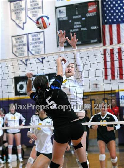 Thumbnail 2 in Walton vs. Edison (Durango Fall Classic) photogallery.