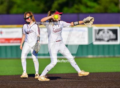 Thumbnail 2 in White Oak vs. West Rusk (UIL 3A Regional Quarterfinal) photogallery.