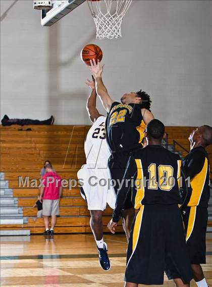 Thumbnail 1 in Fort Bend Marshall vs. La Marque (McDonald's Texas Invitational) photogallery.