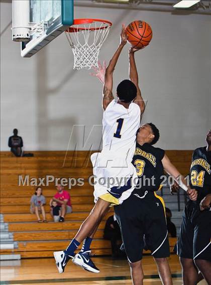 Thumbnail 2 in Fort Bend Marshall vs. La Marque (McDonald's Texas Invitational) photogallery.