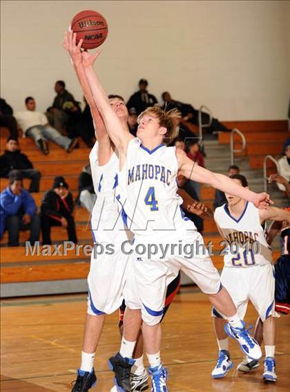 Thumbnail 1 in Lincoln Hall vs. Mahopac (Putnam Challenge) photogallery.