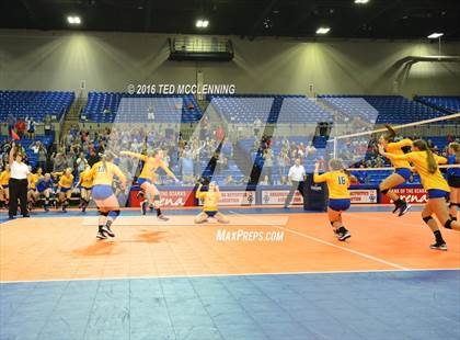 Thumbnail 1 in Paragould vs Valley View (AHSAA 5A State Final) photogallery.