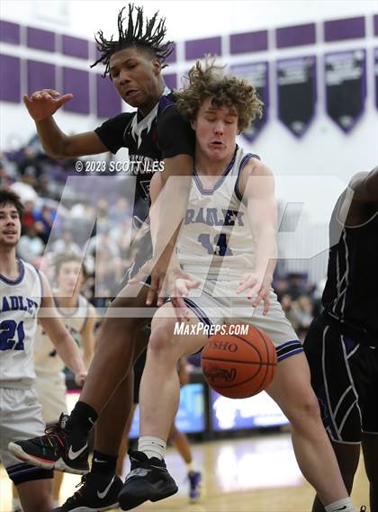 Thumbnail 2 in Hilliard Bradley vs. Africentric Early College photogallery.