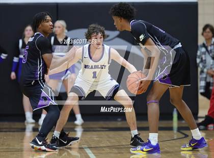 Thumbnail 3 in Hilliard Bradley vs. Africentric Early College photogallery.
