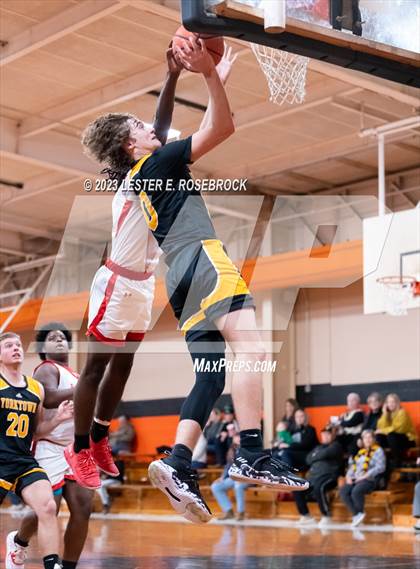 Thumbnail 3 in Burton vs. Yorktown (Schulenburg Shorthorn Tournament) photogallery.