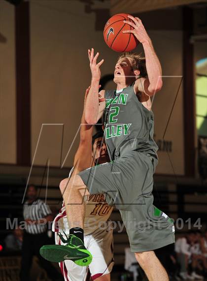 Thumbnail 2 in Downey vs. Green Valley (MaxPreps Holiday Classic) photogallery.