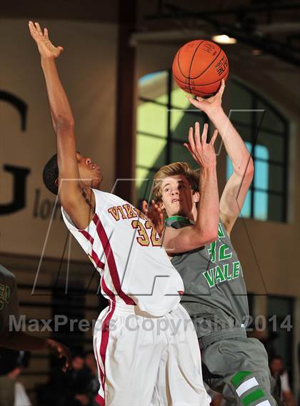 Thumbnail 2 in Downey vs. Green Valley (MaxPreps Holiday Classic) photogallery.