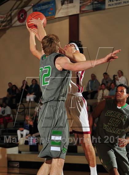 Thumbnail 3 in Downey vs. Green Valley (MaxPreps Holiday Classic) photogallery.