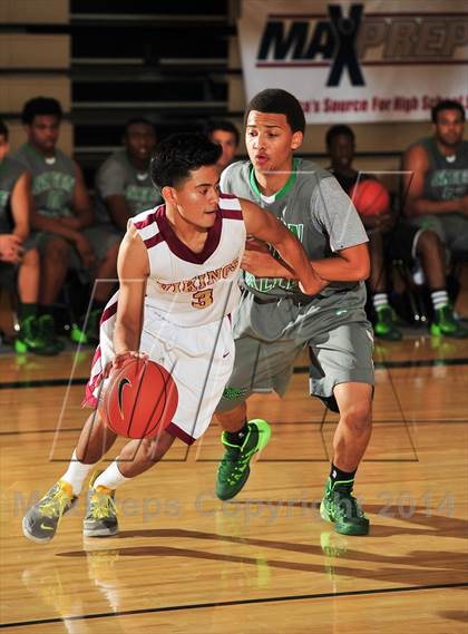 Thumbnail 2 in Downey vs. Green Valley (MaxPreps Holiday Classic) photogallery.