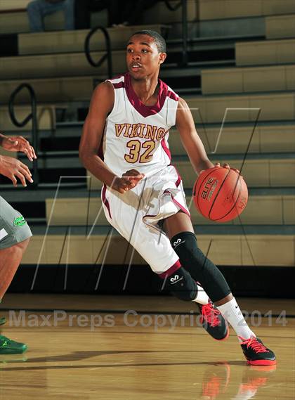 Thumbnail 3 in Downey vs. Green Valley (MaxPreps Holiday Classic) photogallery.