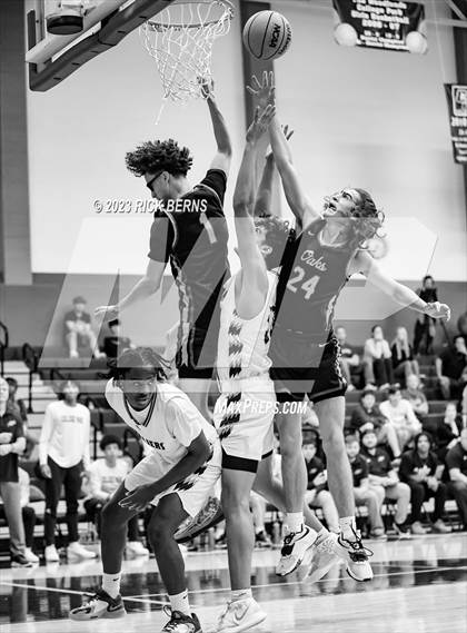Thumbnail 1 in Grand Oaks vs College Park photogallery.