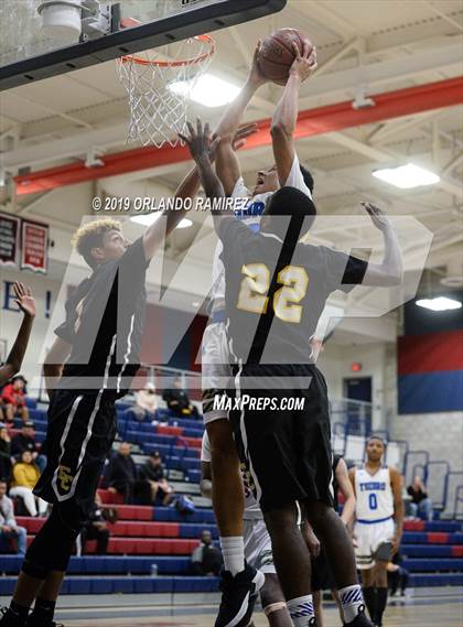 Thumbnail 3 in San Ysidro vs El Capitan (East vs South Tournament) photogallery.