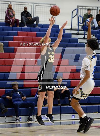 Thumbnail 3 in San Ysidro vs El Capitan (East vs South Tournament) photogallery.