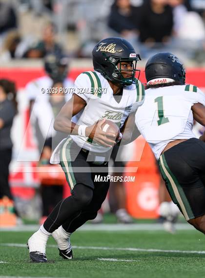 Thumbnail 2 in Cypress Falls vs. North Shore (UIL 6A D1 Football Regional) photogallery.