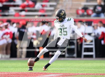 Thumbnail 1 in Cypress Falls vs. North Shore (UIL 6A D1 Football Regional) photogallery.