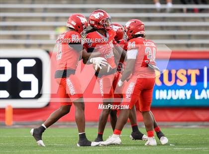 Thumbnail 2 in Cypress Falls vs. North Shore (UIL 6A D1 Football Regional) photogallery.