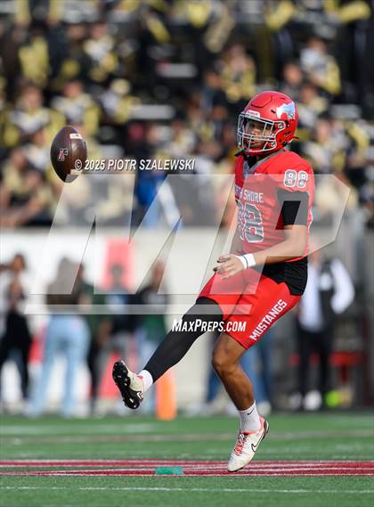 Thumbnail 3 in Cypress Falls vs. North Shore (UIL 6A D1 Football Regional) photogallery.