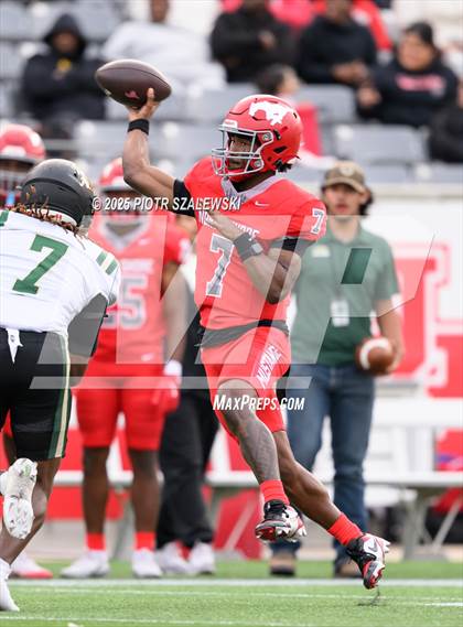 Thumbnail 2 in Cypress Falls vs. North Shore (UIL 6A D1 Football Regional) photogallery.