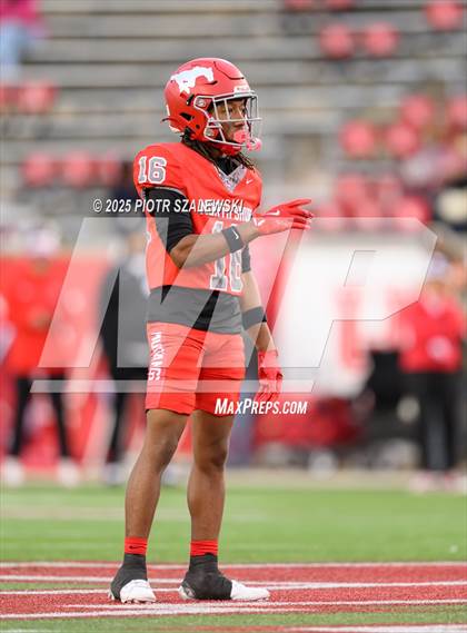 Thumbnail 1 in Cypress Falls vs. North Shore (UIL 6A D1 Football Regional) photogallery.