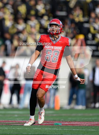 Thumbnail 2 in Cypress Falls vs. North Shore (UIL 6A D1 Football Regional) photogallery.
