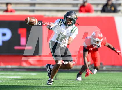 Thumbnail 3 in Cypress Falls vs. North Shore (UIL 6A D1 Football Regional) photogallery.