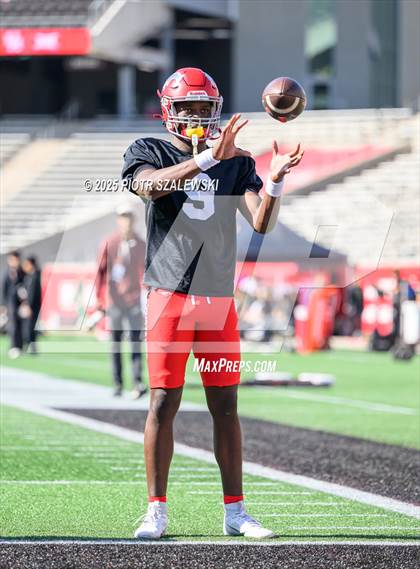 Thumbnail 1 in Cypress Falls vs. North Shore (UIL 6A D1 Football Regional) photogallery.