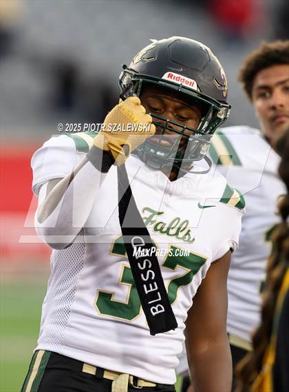 Thumbnail 3 in Cypress Falls vs. North Shore (UIL 6A D1 Football Regional) photogallery.