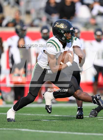 Thumbnail 1 in Cypress Falls vs. North Shore (UIL 6A D1 Football Regional) photogallery.