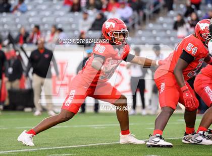 Thumbnail 1 in Cypress Falls vs. North Shore (UIL 6A D1 Football Regional) photogallery.