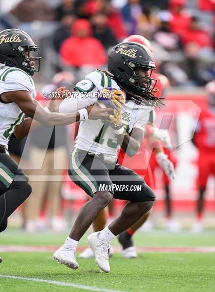 Thumbnail 1 in Cypress Falls vs. North Shore (UIL 6A D1 Football Regional) photogallery.