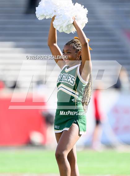 Thumbnail 2 in Cypress Falls vs. North Shore (UIL 6A D1 Football Regional) photogallery.