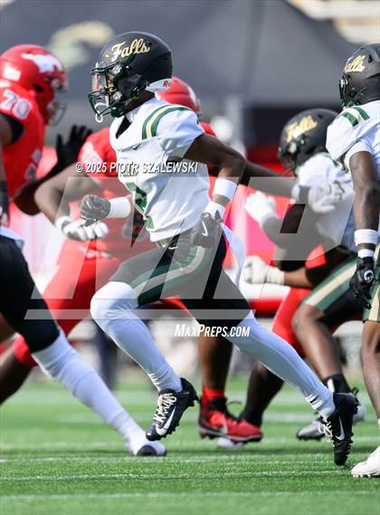 Thumbnail 3 in Cypress Falls vs. North Shore (UIL 6A D1 Football Regional) photogallery.