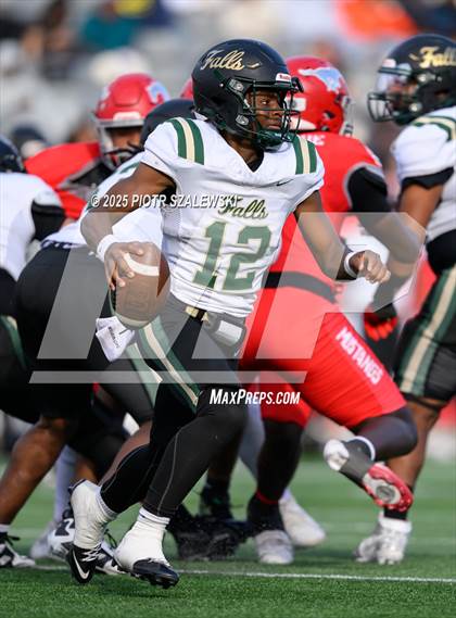 Thumbnail 1 in Cypress Falls vs. North Shore (UIL 6A D1 Football Regional) photogallery.