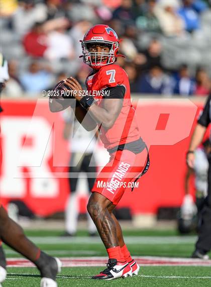 Thumbnail 2 in Cypress Falls vs. North Shore (UIL 6A D1 Football Regional) photogallery.