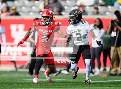Thumbnail 2 in Cypress Falls vs. North Shore (UIL 6A D1 Football Regional) photogallery.