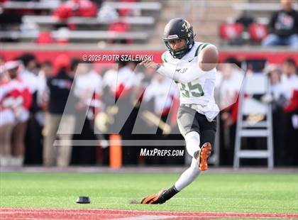 Thumbnail 2 in Cypress Falls vs. North Shore (UIL 6A D1 Football Regional) photogallery.