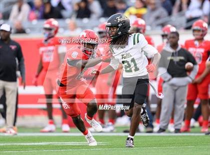 Thumbnail 3 in Cypress Falls vs. North Shore (UIL 6A D1 Football Regional) photogallery.
