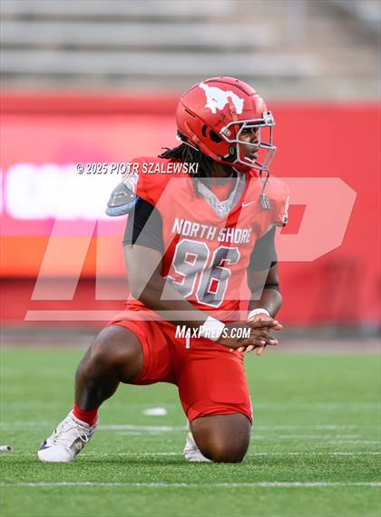 Thumbnail 2 in Cypress Falls vs. North Shore (UIL 6A D1 Football Regional) photogallery.