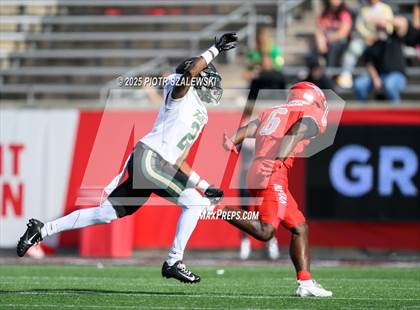 Thumbnail 3 in Cypress Falls vs. North Shore (UIL 6A D1 Football Regional) photogallery.