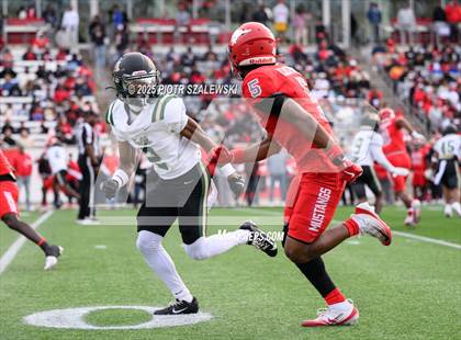 Thumbnail 2 in Cypress Falls vs. North Shore (UIL 6A D1 Football Regional) photogallery.