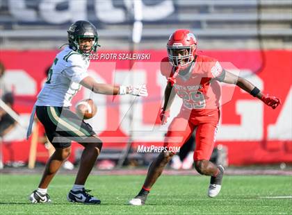 Thumbnail 3 in Cypress Falls vs. North Shore (UIL 6A D1 Football Regional) photogallery.