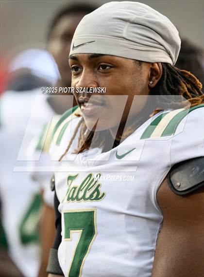 Thumbnail 1 in Cypress Falls vs. North Shore (UIL 6A D1 Football Regional) photogallery.