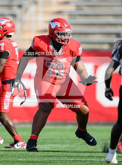 Thumbnail 2 in Cypress Falls vs. North Shore (UIL 6A D1 Football Regional) photogallery.