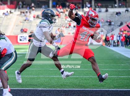 Thumbnail 3 in Cypress Falls vs. North Shore (UIL 6A D1 Football Regional) photogallery.