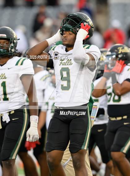 Thumbnail 3 in Cypress Falls vs. North Shore (UIL 6A D1 Football Regional) photogallery.